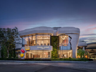 Facciata del flagship store Pierre Hermé Singapore con volumi curvi e vetrate
