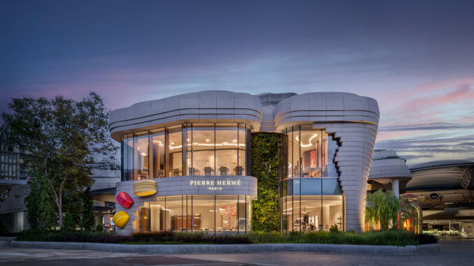 Facciata del flagship store Pierre Hermé Singapore con volumi curvi e vetrate