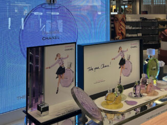 Area beauty con visual merchandising cosmetico e display digitale nel duty free Schiphol con brand di lusso