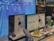Area beauty con visual merchandising cosmetico e display digitale nel duty free Schiphol con brand di lusso
