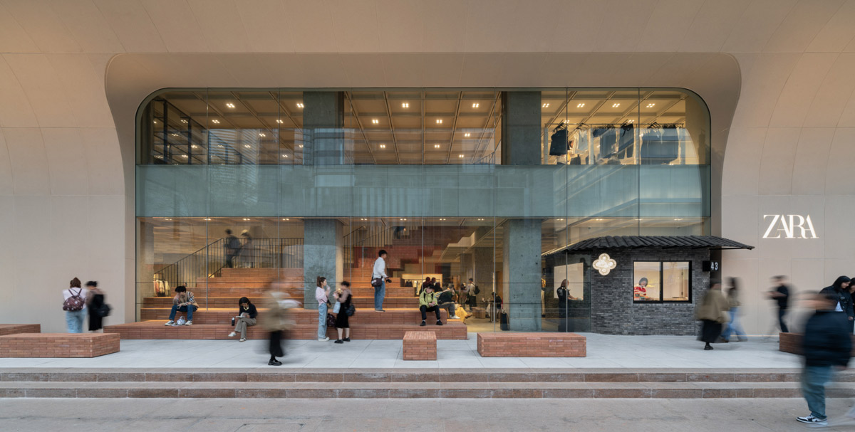 ZARA Nanjing Xinjiekou entrance with glazed facade, brick staircase and public space integrated into the retail environment