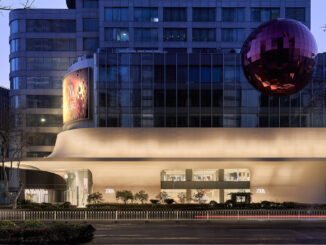 ZARA flagship Nanjing Xinjiekou con facciata curva illuminata e integrazione urbana dello spazio retail