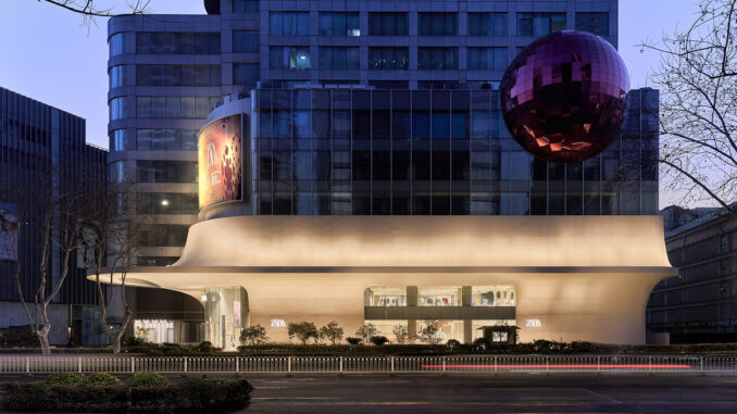 ZARA flagship Nanjing Xinjiekou con facciata curva illuminata e integrazione urbana dello spazio retail