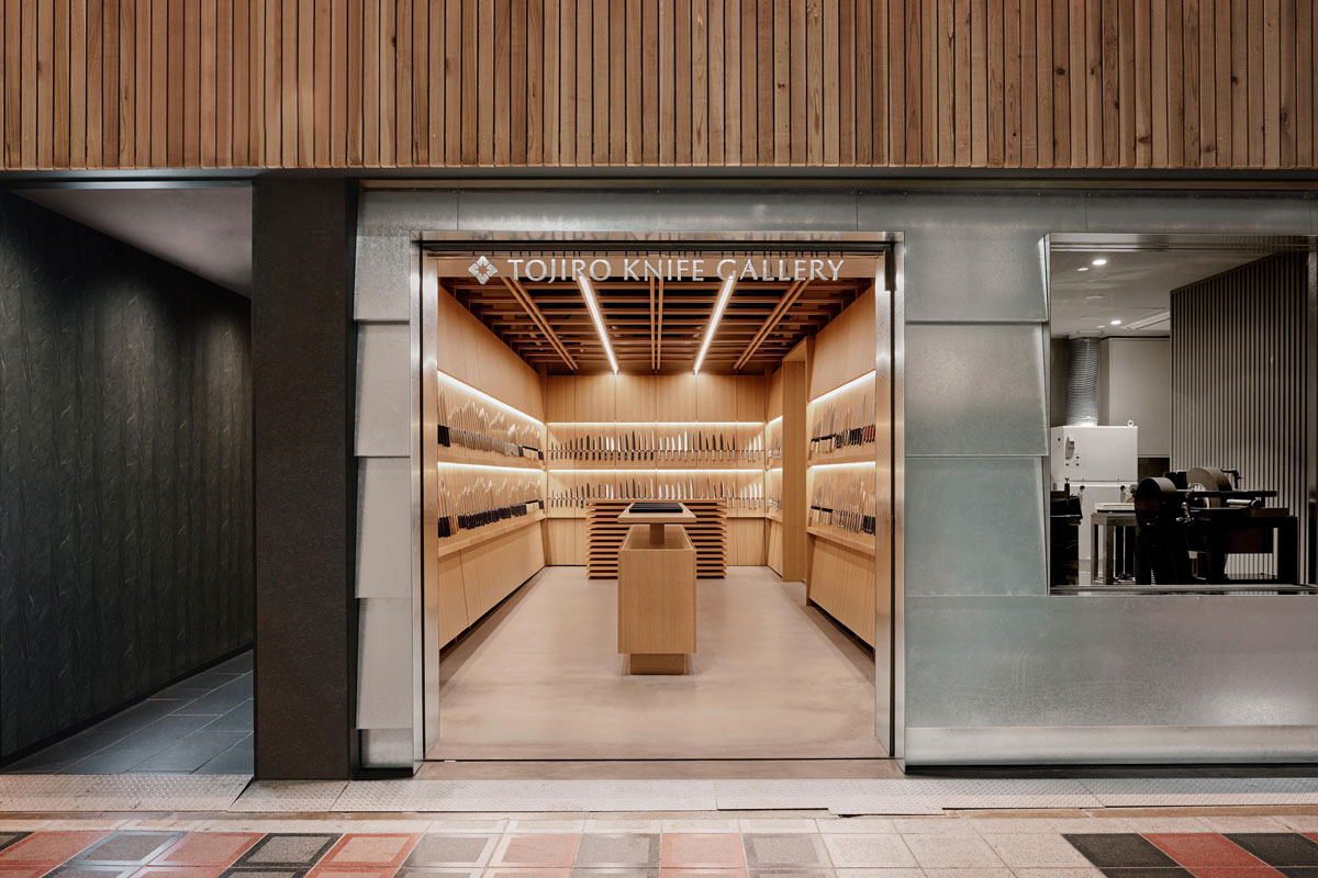 Facciata di Tojiro Knife Gallery Osaka con ingresso aperto e vista sulla galleria in legno