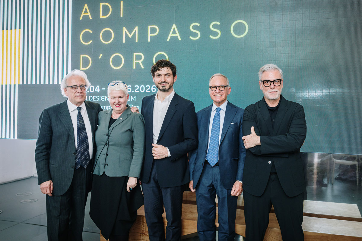 Rappresentanti istituzionali e membri di ADI durante la cerimonia del XXIX Compasso d’Oro ADI all’ADI Design Museum di Milano davanti al visual ufficiale dell’edizione 2026.