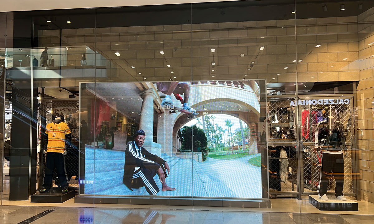 Facciata Adidas con ledwall digitale e visual sportivo all’interno di un mall londinese