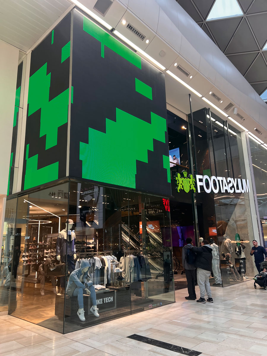 Store Footasylum con maxi schermo LED e ingresso vetrato nel centro commerciale Westfield London