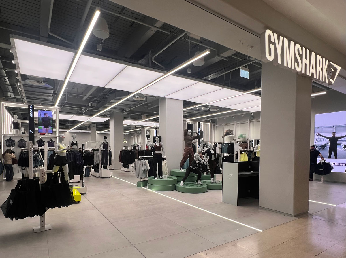 nei punti vendita Gymshark il visual merchandising integra manichini in carrozzina o con protesi