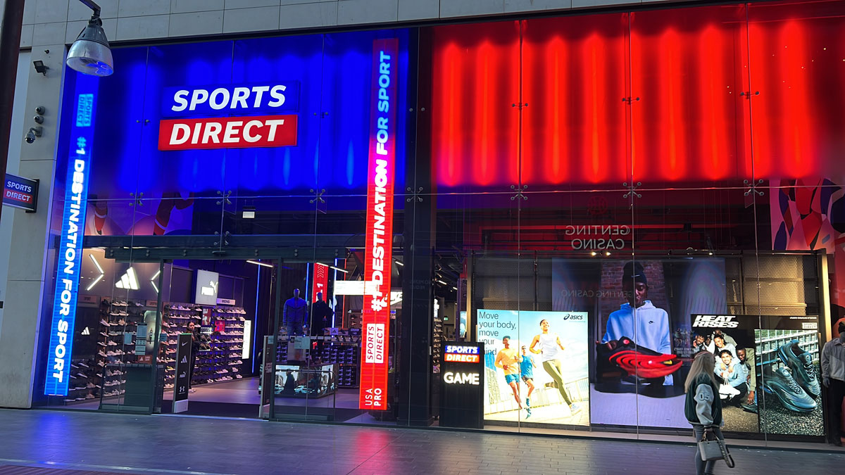 Facciata Sport Direct con comunicazione LED ad alta intensità e visual digitali
