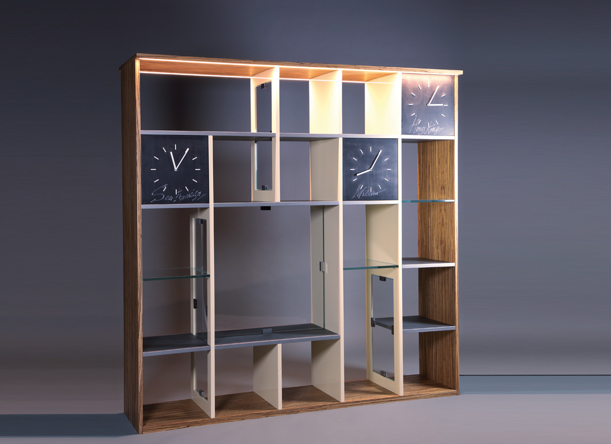 Libreria modulare illuminata progettata da Vittorio Hodara con struttura in legno, ripiani in vetro e comparti geometrici