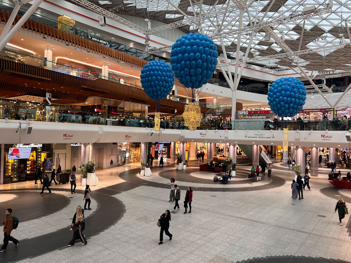 Vista interna del centro commerciale Westfield London con grandi spazi aperti e percorsi fluidi