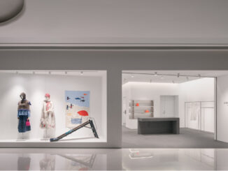 Facciata dello store A SURNAME a Shenzhen con vetrina minimale e ingresso illuminato