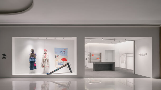 Facciata dello store A SURNAME a Shenzhen con vetrina minimale e ingresso illuminato