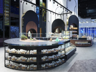 banco refrigerato curvo con esposizione food ready-to-eat e layout retail premium EptaConcept