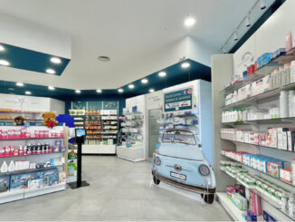 Format Farmonia con layout espositivo farmacia, scaffalature illuminate e comunicazione integrata per il customer journey