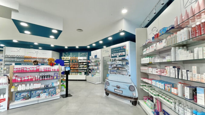 Format Farmonia con layout espositivo farmacia, scaffalature illuminate e comunicazione integrata per il customer journey