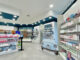 Format Farmonia con layout espositivo farmacia, scaffalature illuminate e comunicazione integrata per il customer journey