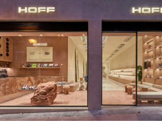 Ingresso del flagship store HOFF Velázquez a Madrid con vetrine su strada, area SNEAKS café e interni in pietra, legno e superfici materiche