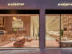 Ingresso del flagship store HOFF Velázquez a Madrid con vetrine su strada, area SNEAKS café e interni in pietra, legno e superfici materiche