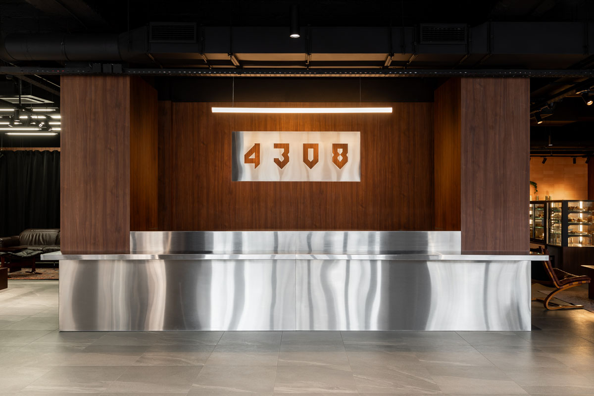 inclusive interior design at hub.4308 in Kyiv with natural materials and multifunctional café area