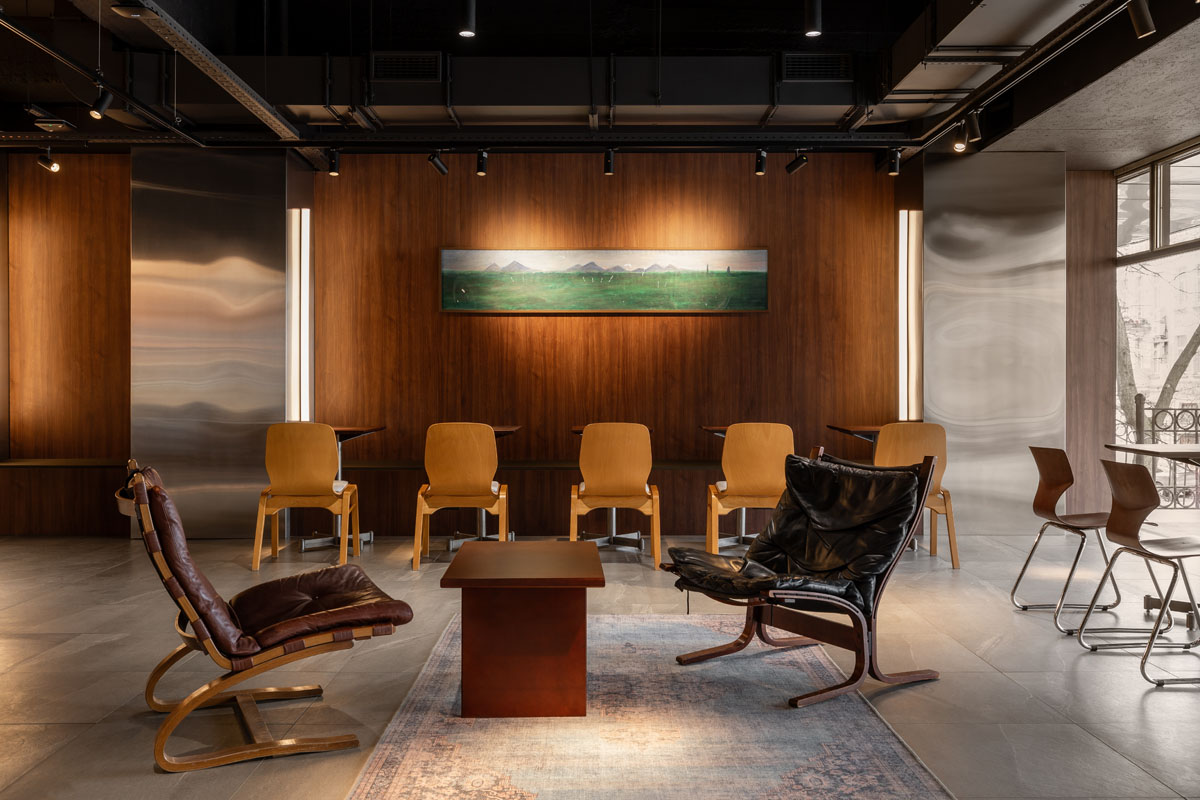 contemporary interior design at hub.4308 in Kyiv with vintage furniture and metal details