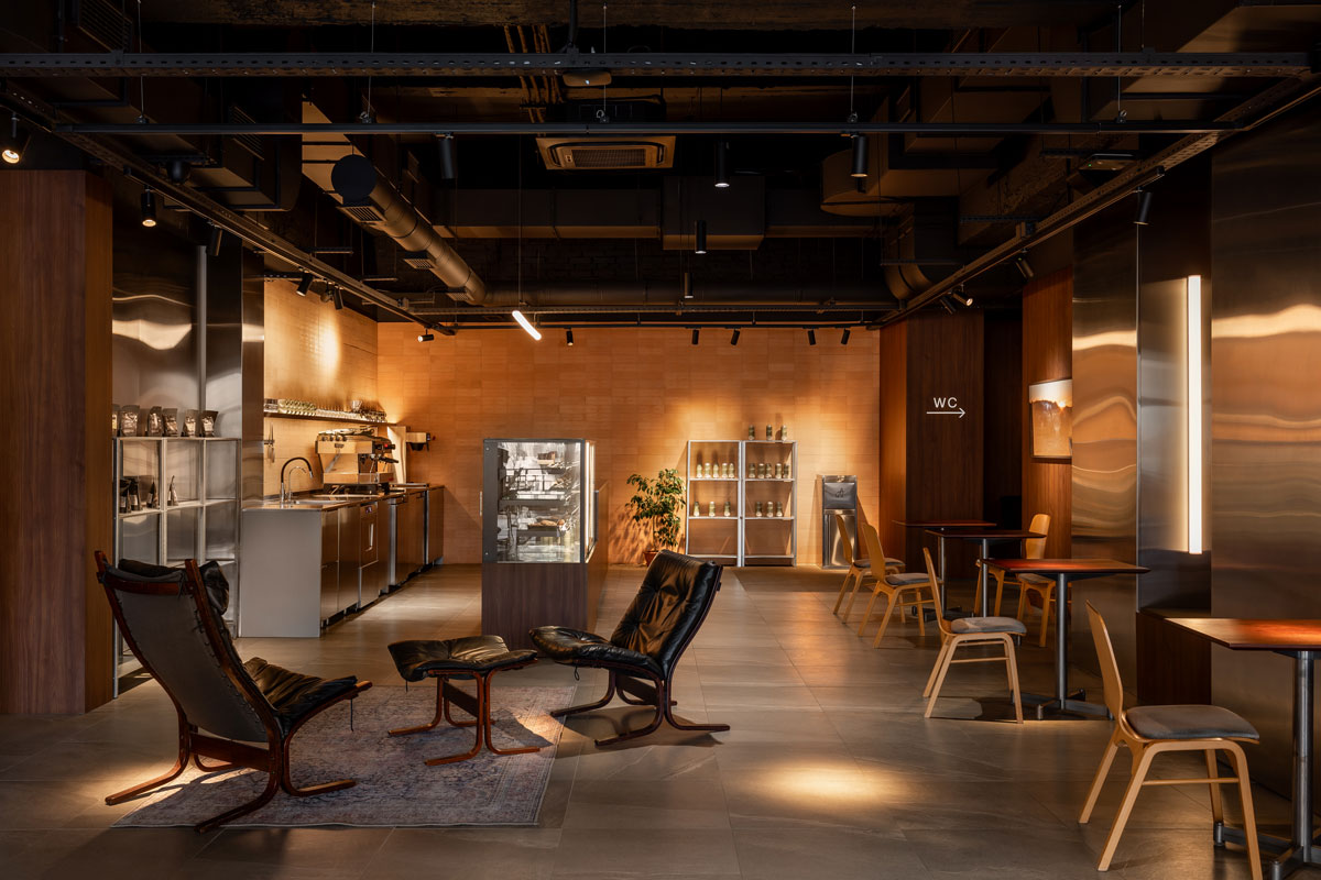 inclusive interior design at hub.4308 in Kyiv with wood and metal surfaces, vintage furniture and multifunctional café area