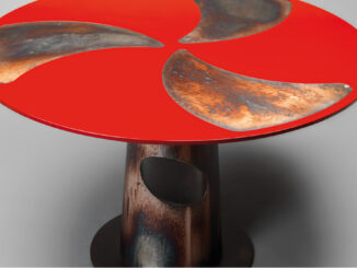 Tavolo scultoreo Elica firmato Vittorio Hodara con piano rosso laccato e inserti metallici bruniti
