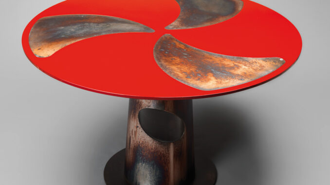 Tavolo scultoreo Elica firmato Vittorio Hodara con piano rosso laccato e inserti metallici bruniti