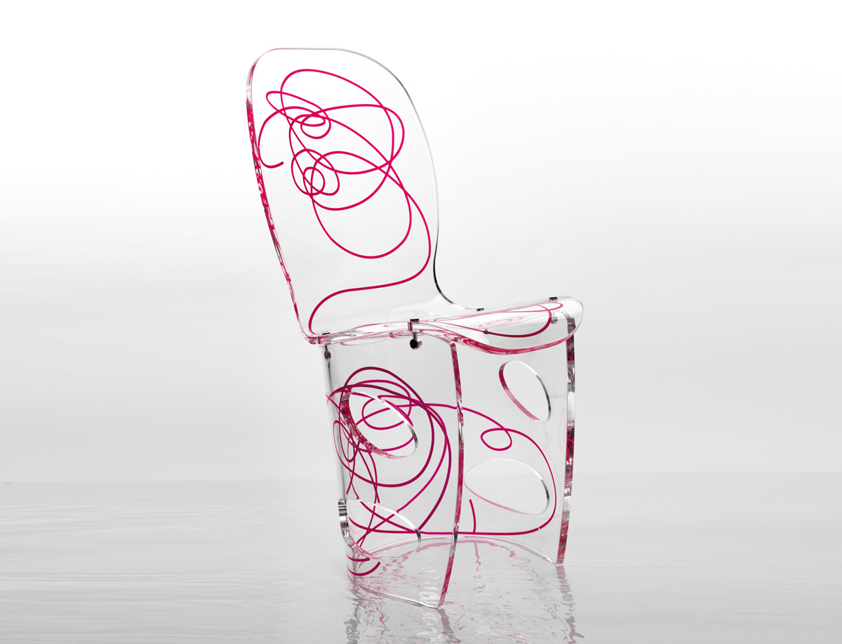 Sedia in plexiglass trasparente progettata da Vittorio Hodara con grafica decorativa fucsia e struttura sinuosa