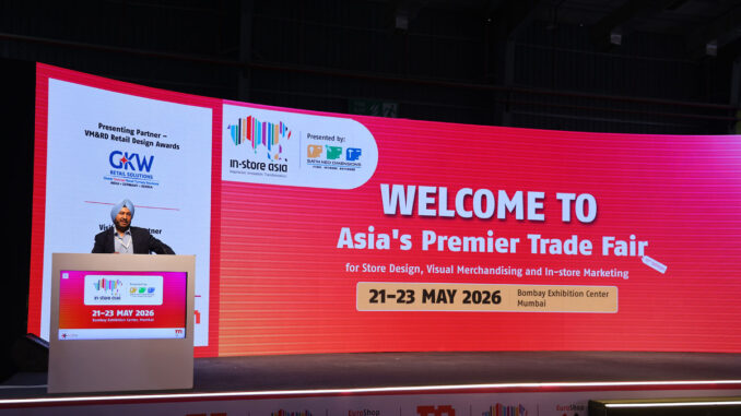 Palco inaugurale di In-Store Asia 2026 al Bombay Exhibition Centre di Mumbai con grande schermo LED dedicato alla fiera internazionale per store design, visual merchandising e in-store marketing.