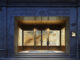 Ingresso del flagship jewelry store LFX-DELUXE TREASURE LOUNGE a Shanghai con facciata in pietra, vetrate e interni illuminati dal lighting design museale