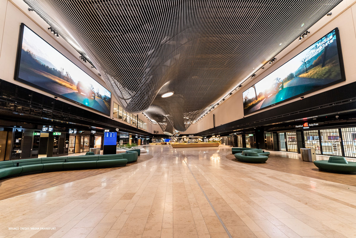 Area Market Place del Terminal 3 di Francoforte con digital signage LED e controsoffitto parametrico