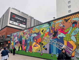 London Designer Outlet con facciata urbana e installazione grafica outdoor