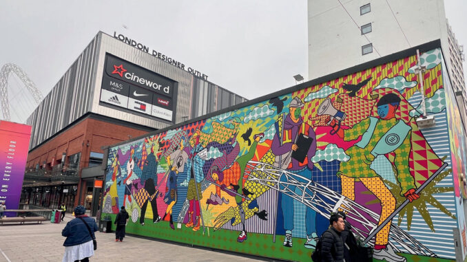 London Designer Outlet con facciata urbana e installazione grafica outdoor