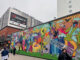 London Designer Outlet con facciata urbana e installazione grafica outdoor