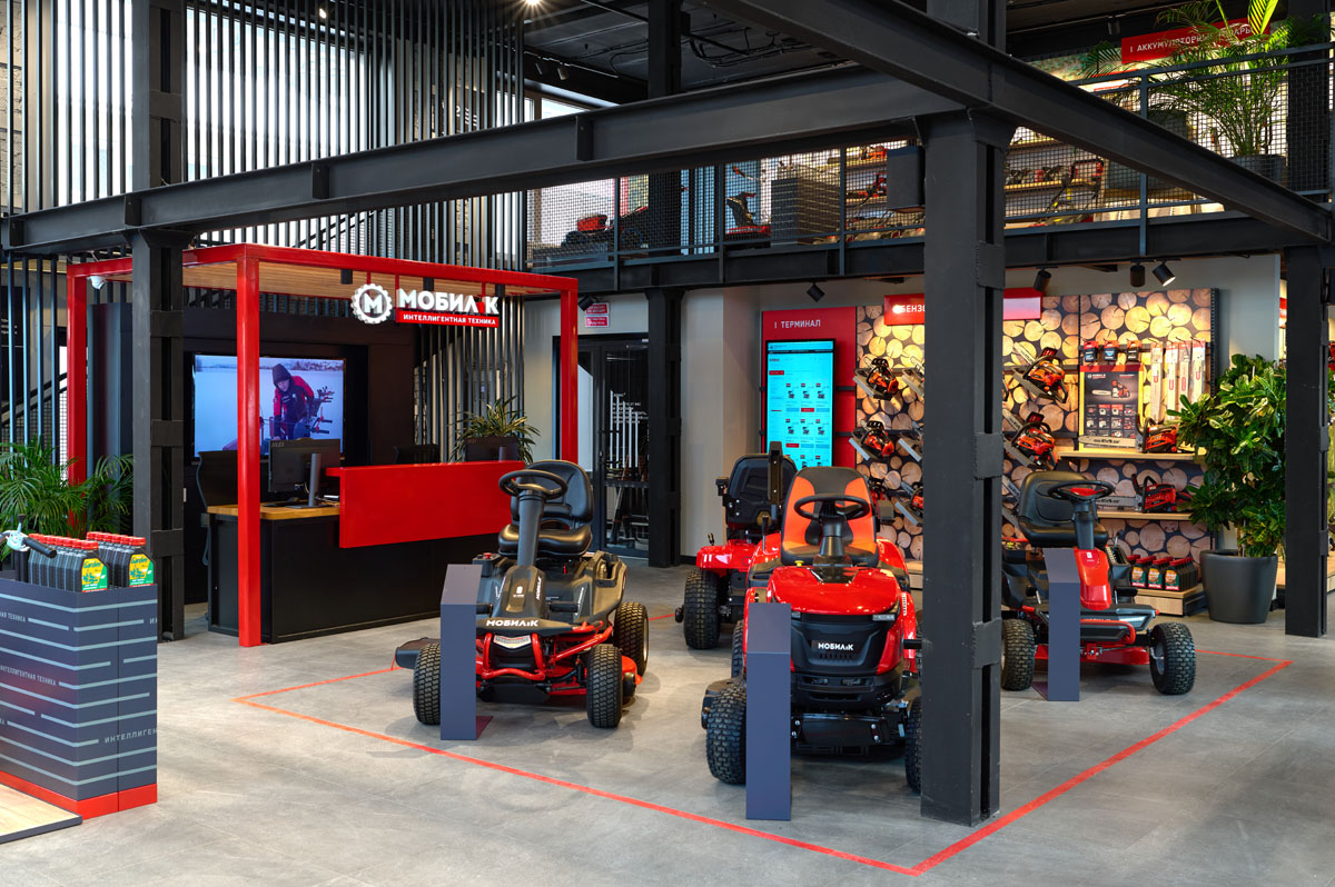 Showroom MobilK con layout industriale e soppalco metallico