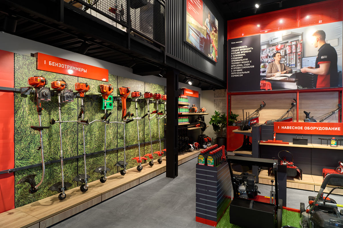Parete espositiva motoseghe con visual merchandising modulare
