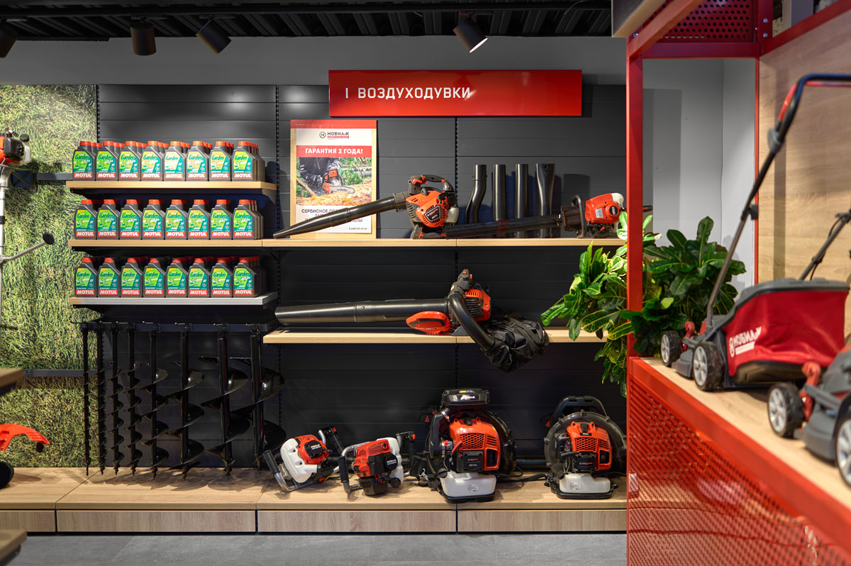 Area attrezzature garden con pannelli grafici e lighting retail