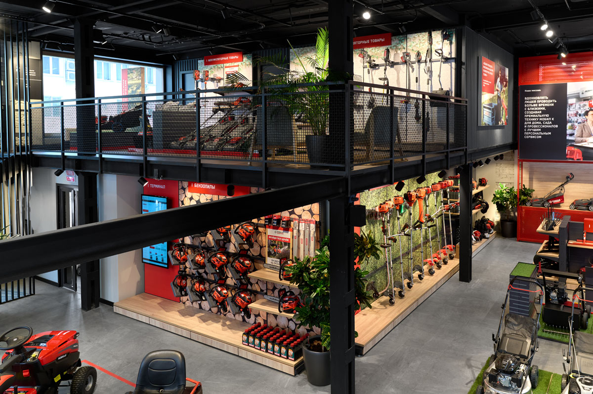 Showroom MobilK con layout industriale e soppalco metallico