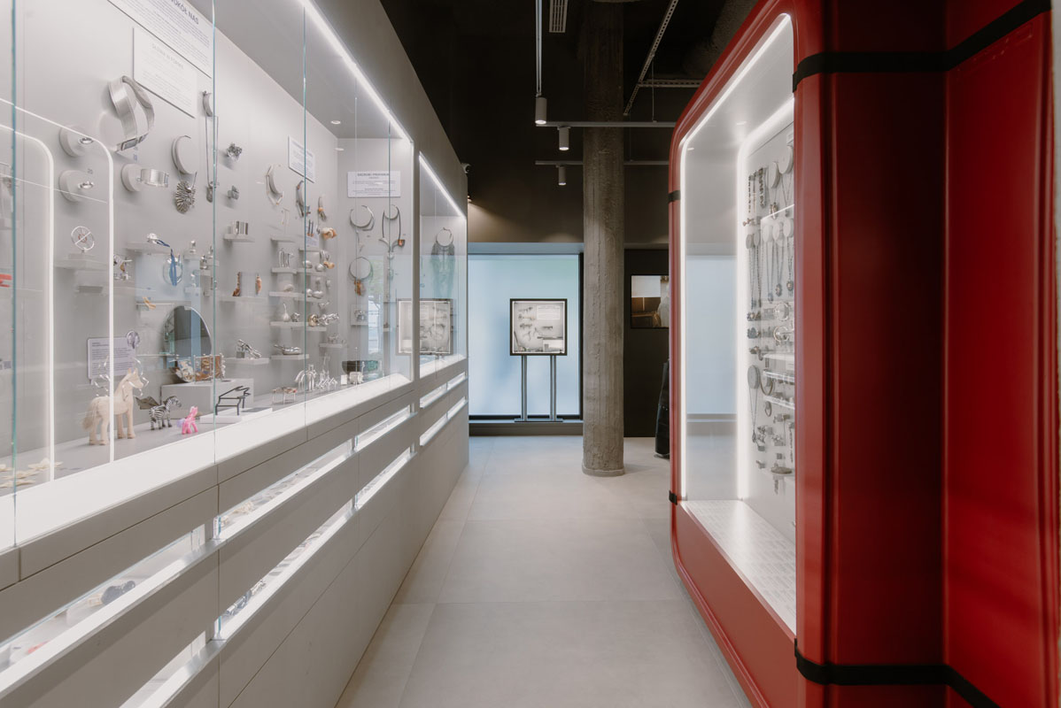 Illuminated showcases and K67 installation at the MoJA Jewelry Museum in Poznań