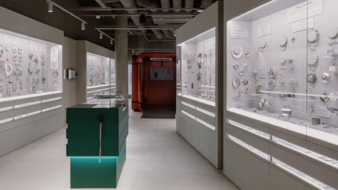 MoJA Jewelry Museum a Poznań con allestimento espositivo e lighting design contemporaneo