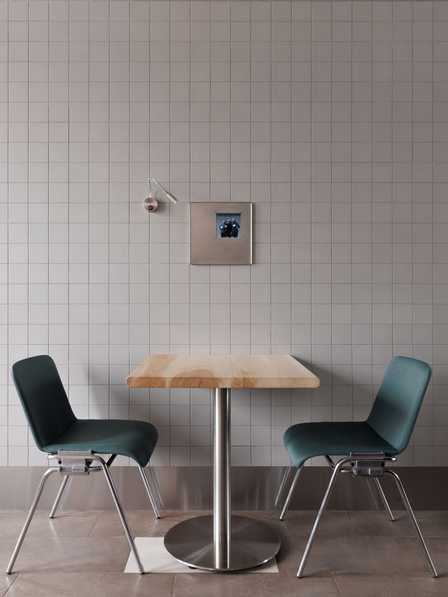 Area bar del coffee shop con acciaio inox e impianti a vista