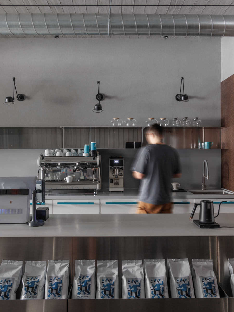Area seating del Portland Coffee con palette grigia e dettagli industriali