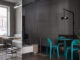 Area seating del Portland Coffee a Saratov con sedute turchesi, pannelli verticali scanalati e illuminazione industriale minimale