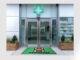 Ingresso di farmacia con zerbino tecnico personalizzato coordinato con l’identità visiva del punto vendita