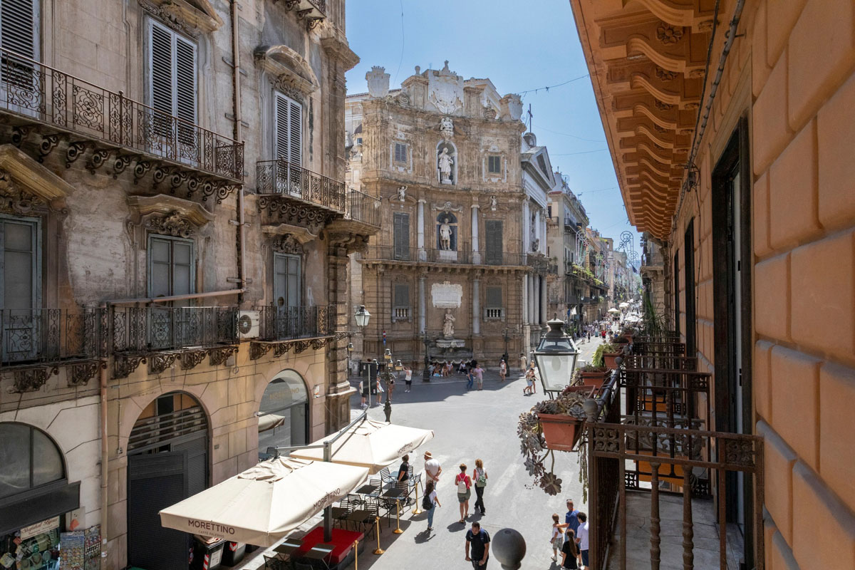 Vista su piazza Pretoria dal Palazzo Di Napoli nel centro storico di Palermo