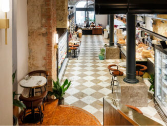 Banco food retail visto dall’alto con pavimento in marmo a dama, colonne in ghisa e area vendita gastronomica nel Retrobottega di Palermo