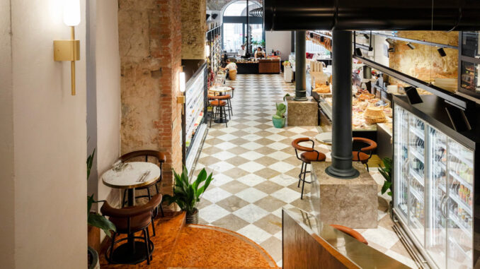 Banco food retail visto dall’alto con pavimento in marmo a dama, colonne in ghisa e area vendita gastronomica nel Retrobottega di Palermo