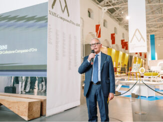Umberto Cabini interviene alla cerimonia del XXIX Compasso d’Oro ADI all’ADI Design Museum di Milano durante la presentazione dei progetti premiati del design italiano contemporaneo.