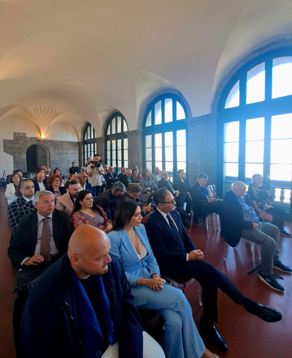 Pubblico e relatori durante l’evento Le Eccellenze del Made in Italy al Sud nella Sala della Loggia del Maschio Angioino a Napoli